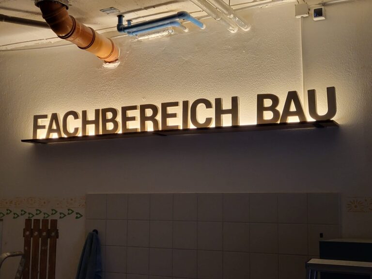 Wenn Beton auf Holz trifft: Ein leuchtendes Unikat für den Fachbereich Bau
