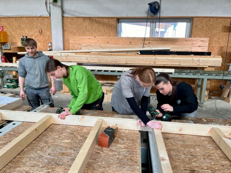 Handwerk pur: Fachbereich Holz baut Gartenhaus mit dem Lagerhaus Gmünd