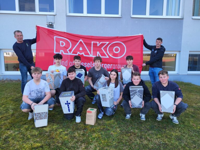 Farbenfrohe Spende für den Fachbereich Bau: Mosaik-Kunst dank Rako & Lagerhaus Gmünd